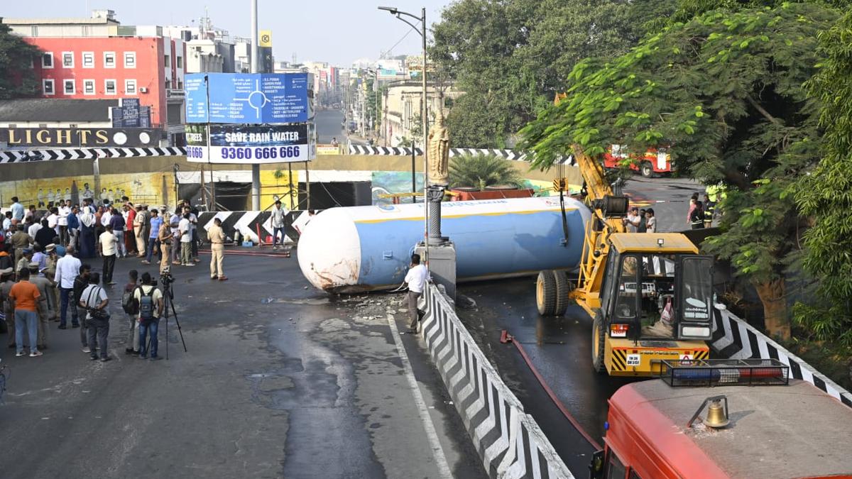 LPG tanker detaches on Avinashi Road in Coimbatore; minor gas leak reported